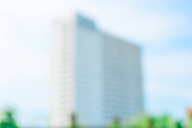 Çerçevesinde az bitki bulunan bir dairenin özgün arka planının çözülmüş hali. Apartmanın arka planı bulanıklaştı