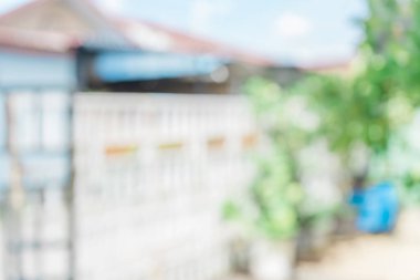 Beyaz çitleri ve bitkileri olan bir avlunun soyutlanmış arka planı. Bulanık bahçe arkaplanı