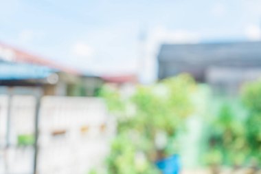 Beyaz çitleri ve bitkileri olan bir avlunun soyutlanmış arka planı. Bulanık bahçe arkaplanı