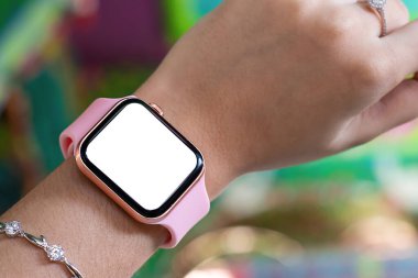 Boş bir akıllı saat ve bir kadın model arıyor.