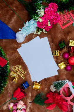 Noel tebrik kartlarını dikdörtgen şeklinde düzenle. Bir sürü Noel süsleri ve renkli hediye kutularıyla süslenmiş boş beyaz bir kağıt. Doldurulacak boşluk. Noel kâğıdı maketi resmi