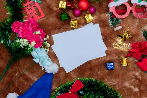 Beyaz boş noel tebrik kartı. Bir sürü Noel süsleri ve renkli hediye kutularıyla süslenmiş boş beyaz bir kağıt. Doldurulacak boşluk. Noel kâğıdı maketi resmi