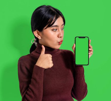 Yeşil, boş, akıllı bir telefonun görüntüsü. Model olarak sunan bir kadın.