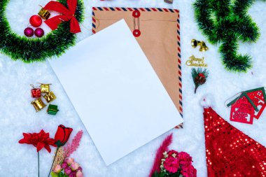 Noel temalı boş beyaz tebrik kartının bir kopyası. Bir sürü Noel süsleri ve renkli hediye kutularıyla süslenmiş boş beyaz bir kağıt. Doldurulacak boşluk. Noel kâğıdı maketi resmi