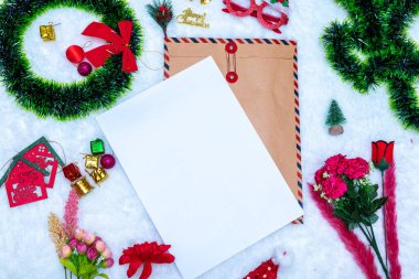 Boş bir kağıdın Noel tebrik kartı. Noel süsleri ve renkli hediye kutularıyla çevrili boş beyaz bir kağıt. Doldurulacak boşluk. Noel kâğıdı maketi resmi