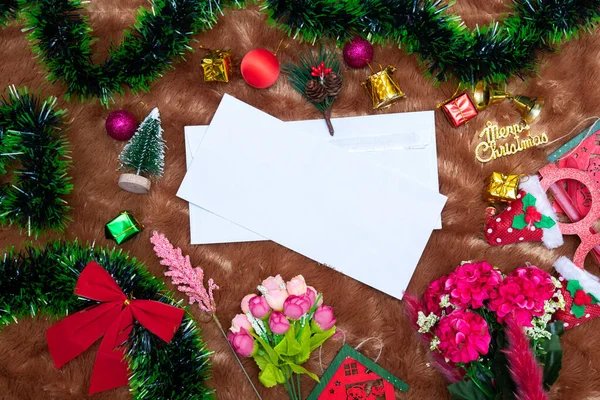 Noel temalı boş beyaz tebrik kartının bir kopyası. Noel süsleri ve renkli hediye kutularıyla süslenmiş boş beyaz bir kağıt. Doldurulacak boşluk. Noel kâğıdı maketi resmi