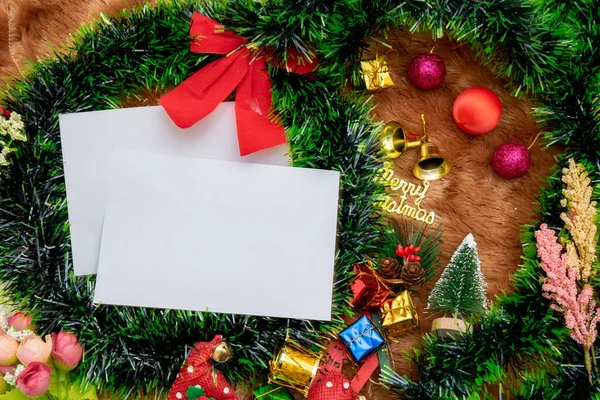 Noel tebrik kartlarını dikdörtgen şeklinde düzenle. Bir sürü Noel süsleri ve renkli hediye kutularıyla süslenmiş boş beyaz bir kağıt. Doldurulacak boşluk. Noel kâğıdı maketi resmi