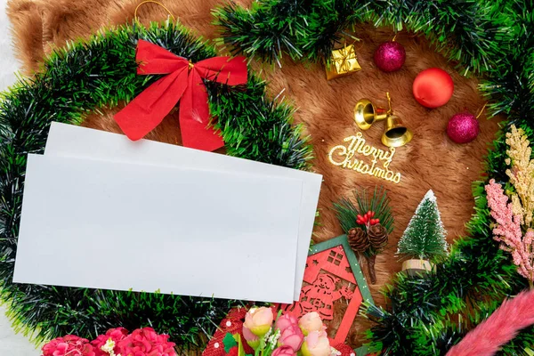 Noel tebrik kartlarını dikdörtgen şeklinde düzenle. Bir sürü Noel süsleri ve renkli hediye kutularıyla süslenmiş boş beyaz bir kağıt. Doldurulacak boşluk. Noel kâğıdı maketi resmi