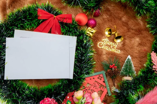 Noel temalı, içi boş bir tebrik kartı ile. Bir sürü Noel süsü ve renkli hediye kutuları etrafında boş beyaz bir kağıt. Doldurulacak boşluk. Noel kâğıdı maketi resmi