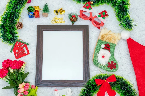 Noel süslemeleri ile boş beyaz tuval tasviri. Noel süsleriyle çevrili boş beyaz bir tuval, renkli hediye süslemeleri. Doldurulacak boşluk. Noel tuvali modeli
