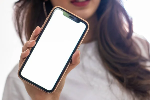 Model için beyaz bir ekran akıllı telefonu tutan bir kadının görüntüsü.