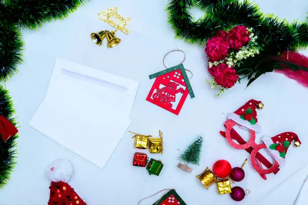 Noel temalı boş beyaz tebrik kartının bir kopyası. Bir sürü Noel süsleri ve renkli hediye kutularıyla süslenmiş boş beyaz bir kağıt. Doldurulacak boşluk. Noel kâğıdı maketi resmi