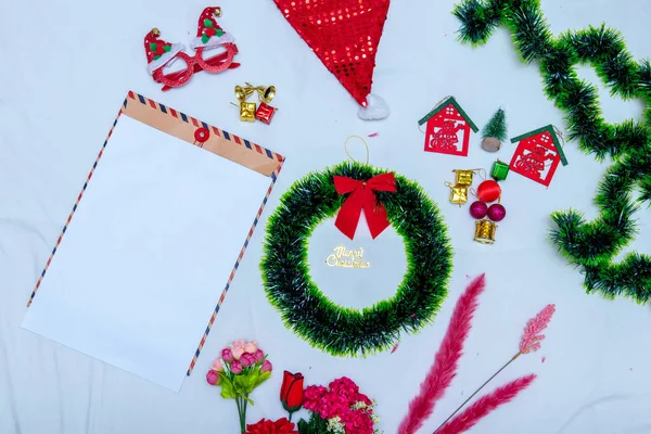 Noel temalı, içi boş bir tebrik kartı ile. Bir sürü Noel süsü ve renkli hediye kutuları etrafında boş beyaz bir kağıt. Doldurulacak boşluk. Noel kâğıdı maketi resmi