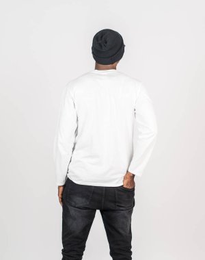 Beyaz, boş, uzun kollu gömlek giyen, beyaz arka planda poz veren Afrikalı bir adamın arka plan görüntüsü.