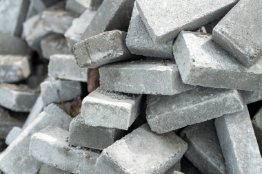 Rastgele yerleştirilmiş tuğla yığınını ve gün ortasında çekilmiş güneş ışığını kullanmaya hazır.