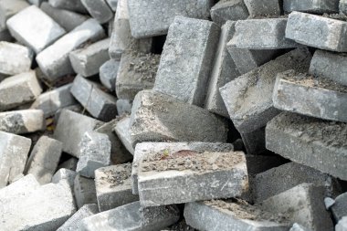 Rastgele yerleştirilmiş tuğla yığınını ve gün ortasında çekilmiş güneş ışığını kullanmaya hazır.