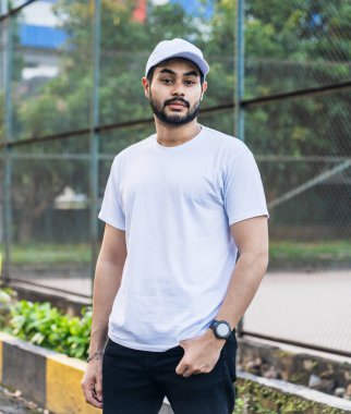 Bu sakallı adam kendine has stil anlayışını beyaz boş bir gömlek ve şapka içinde sergiliyor. Göze batmayan, cüretkar, beyaz, boş şapka ve gömlek modeli bir imaj yaratıyor.