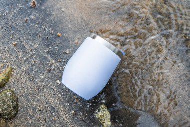 Nehir kenarındaki bu beyaz şarap bardağı huzurlu ve rahatlatıcı bir atmosfer yaratmanın en iyi yoludur.