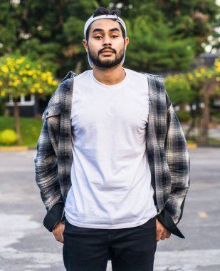 Bu sakallı adam tarafından giyilen beyaz ve klasik çizgiler zamansız ve sofistike bir görünüm yaratıyor, her durum için mükemmel, beyaz boş gömlek modeli.