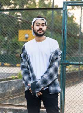 Bu sakallı adam tarafından giyilen beyaz gömleğin basitliği sahnenin ortasına oturmasına izin veriyor, güçlü ve etkili bir görüntü yaratıyor, beyaz boş gömlek modeli.