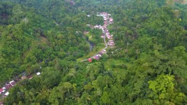 Kırsal bölgedeki küçük bir köyün insansız hava aracıyla basit bir ileri hareketiyle çekilmiş hava görüntüleri.