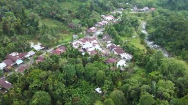 Ortadaki bir grup eve odaklanan küçük bir köyün hava görüntüleri, bir dron ile dairesel hareketle çekildi.