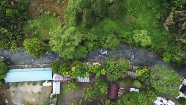 Etrafında Insansız Hava Aracıyla Birkaç Bina Bulunan Küçük Bir Nehir — Stok video
