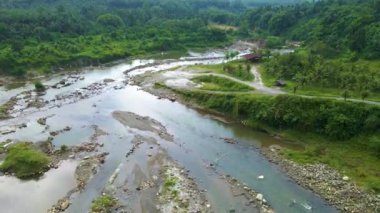 Akıntılı bir gölün hava görüntüsü. İHA ile geriye doğru hareket ediyor.