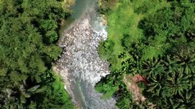 Kayalık oluşumlu bir nehrin havadan görünüşü sizi dehşete düşürecek.