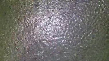 Su dalgalarının büyüleyici hava görüntüsü enfes bir hassasiyetle yakalanıyor. Doğanın güzel desenlerini büyüleyici bir şekilde gösteriyor. Huzur ve sükunet hissi uyandırıyor.