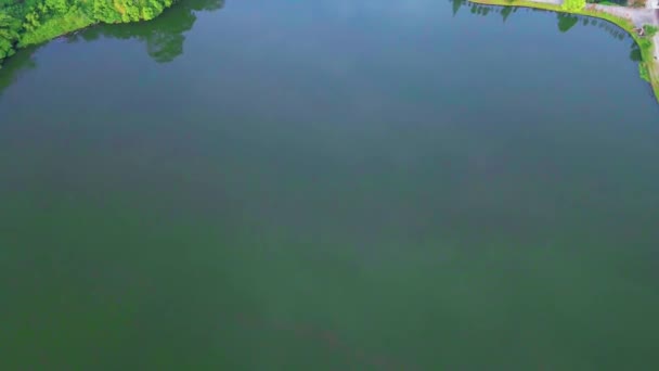 Luftaufnahmen Zeigen Ein Ruhiges Dorf Einen Glitzernden Teich Und Ausgedehnte — Stockvideo