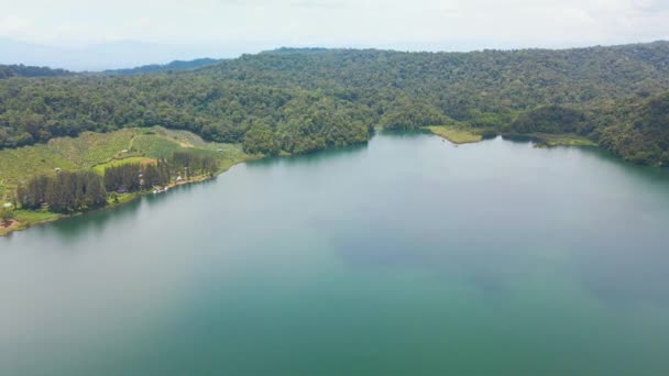 Letecké Záběry Malebným Výhledem Velké Jezero Obdělávanou Krajinu Zataženou Oblohu — Stock video