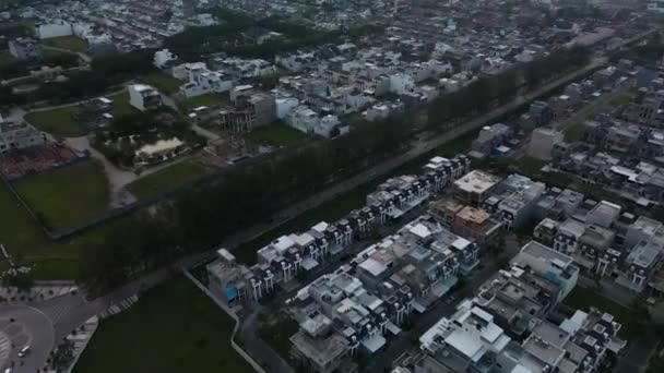 Luftaufnahmen Einer Stadtlandschaft Mit Abgedunkeltem Himmel Aufgenommen Mit Einer Drohne — Stockvideo