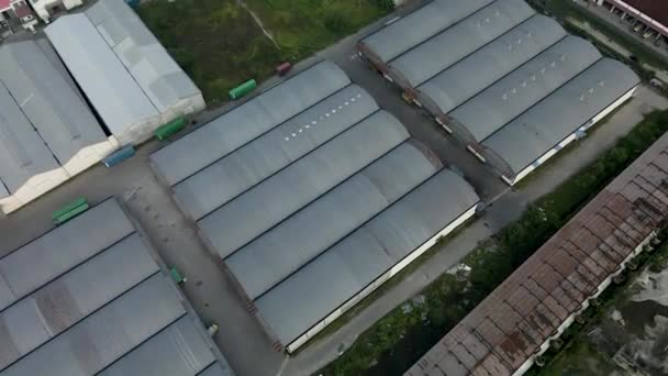 目の前の街並みの隣にある倉庫街の空中映像をドローンで撮影 — ストック動画