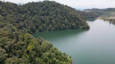 Bir ormanın ve büyük gölün havadan çekilmiş görüntüleri. Sağ tarafında ekili toprak var. Drone 'la çekilmiş.