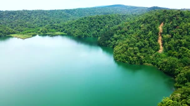 Riprese Aeree Lago Panoramico Circondato Boschi Scattate Con Drone — Video Stock