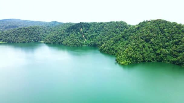 Aerial Footage Emerald Colored Lake Encircled Massive Amount Trees Taken — Stock Video