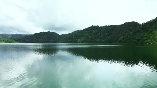 ドローンで撮影された湖の前に森のある土地の偉大な湖の低高度映像 — ストック動画