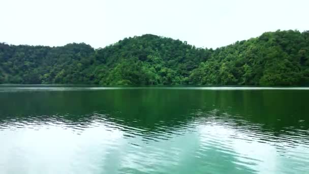 Отличные Кадры Озера Успокаивающей Рябью Воды Снятые Беспилотником — стоковое видео
