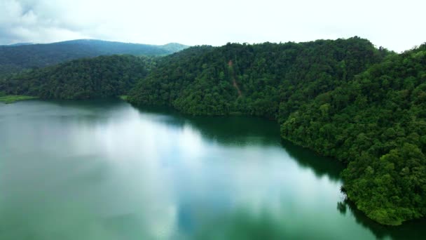 ドローンによる湾曲した動きで撮影されたその前に土地の一部を持つ偉大な湖の映像 — ストック動画