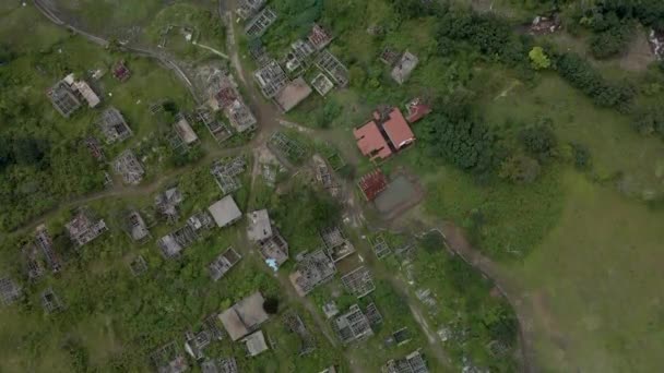 火山噴火に見舞われた村の残りの空気の映像とドローンによるゆっくりとした円形の動き — ストック動画