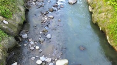 Nehir geçidindeki hava görüntüleri, üzerinde gökyüzü manzarası olan, bir dron ile çekilmiş.