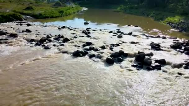 用无人机拍摄的一条河流小径上褐色水的圆形运动画面 — 图库视频影像