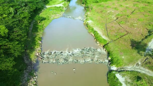 風光明媚な自然に囲まれた川のパスの茶色の水の空中映像は ドローンで撮影 — ストック動画