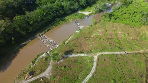 Повітряні Кадри Коричневого Кольору Води Витікає Річкової Доріжки Взяті Дроном — стокове відео