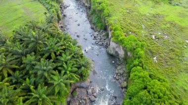 Köprü ile biten bir nehir yolunun hava görüntüleri, insansız hava aracı ile çekildi.