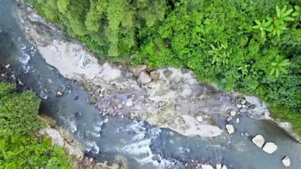 ドローンで上昇する動きで撮影された川の道の空中映像 — ストック動画