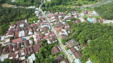Ortasında küçük bir yol olan küçük bir köyün hava görüntüleri. Yükselen bir dronla çekildi.