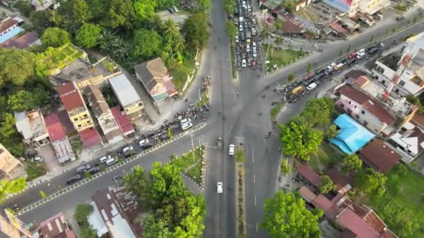 Luftaufnahmen Die Sich Auf Die Kreuzung Einer Fahrbahn Mit Kreisenden — Stockvideo