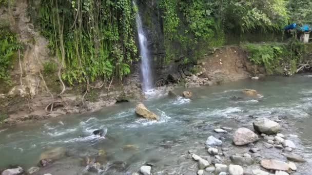 Filmación Una Pequeña Cascada Que Sigue Vertiendo Agua Camino Fluvial — Vídeo de stock